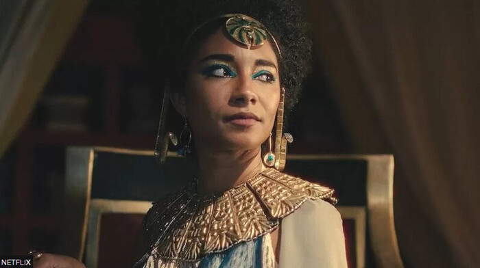 이집트 여왕 클레오파트라를 흑인으로 묘사해 논란을 낳은 넷플릭스 다큐멘터리 드라마 &lt;퀸 클레오파트라&gt;에서 클레오파트라 7세 역을 맡은 영국 배우 아델 제임스. 넷플릭스 제공