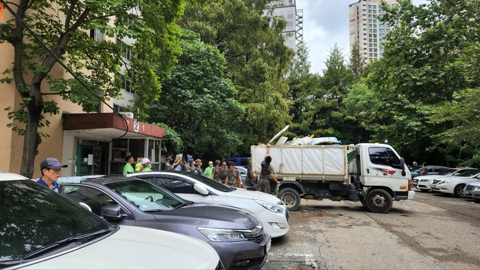11일 오후 4시께 수해 피해가 심각했던 서울 서초구 진흥아파트에서 구청 관계자와 군부대, 청소노동자들이 침수된 가구와 쓰레기들을 수거하고 있다. 박지영 기자