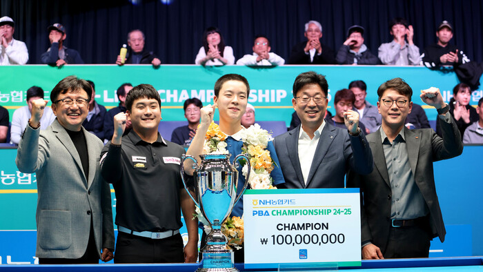 Kim Young-won is taking a commemorative photo with Oh Tae-jun after winning the professional billiards NH Nonghyup Card Championship held on the 11th. Provided by PBA