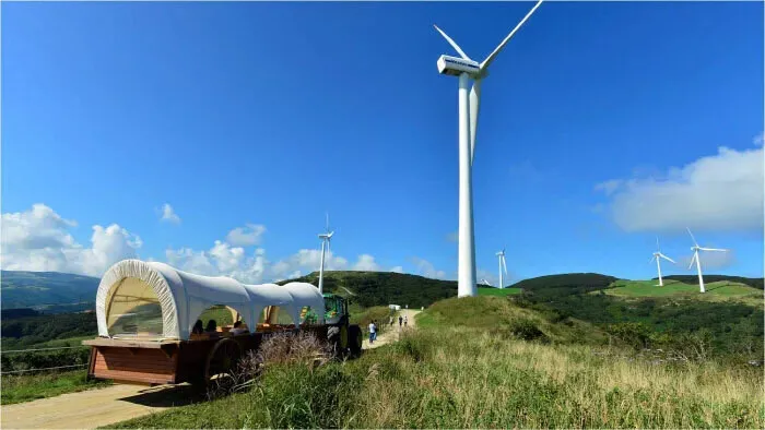 Daegwallyeong Sky Ranch offers covered wagon rides. (Park Mee-hyang/Hankyoreh)