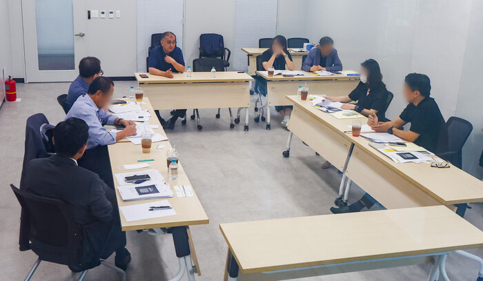 Membros do comitê de apuração da Associação Coreana de Badminton entrevistam o técnico da seleção nacional Kim Hak-geun (centro) na primeira reunião do comitê realizada na pequena sala de conferências da federação no Olympic Hall em Seongpa-gu, Seul, na tarde do dia 16. Notícias Yonhap