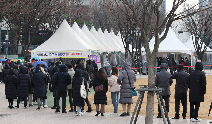 지난 15일 오전 서울광장 선별진료소에서 시민들이 검사를 기다리고 있다. 연합뉴스