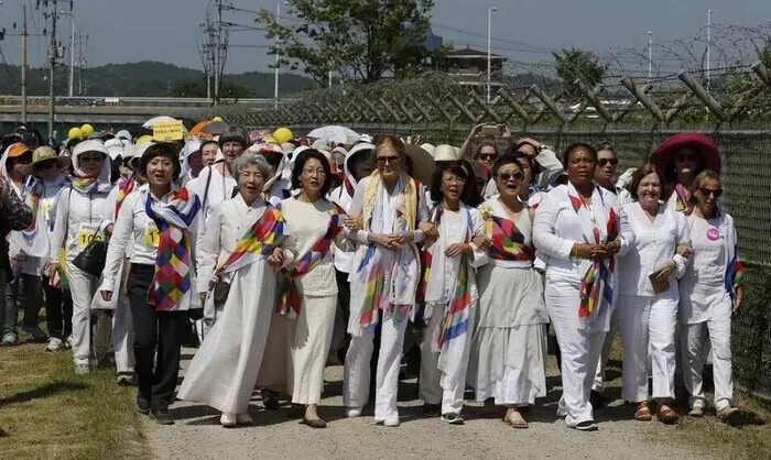 Gloria Steinem (fourth from left, front row) and the author (fifth from left), during a Women Cross DMZ event in 2015. (Lee Jong-keun/Hankyoreh)
