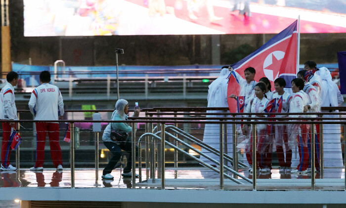 Los atletas norcoreanos que participan en los Juegos Olímpicos de París 2024 marchan en barco hacia la plaza Trocadero durante la ceremonia de apertura de los Juegos en el río Sena en París, Francia, el día 27 (hora de Corea).  Noticias de París/Yonhap