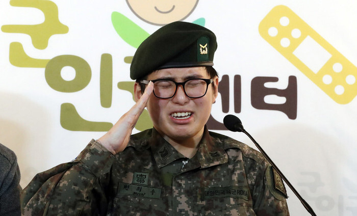 Staff Sgt. Byun Hui-soo gives a press conference on Jan. 22 after being discharged from the South Korean Army following her gender reassignment surgery. (Kim Gyoung-ho, staff photographer)