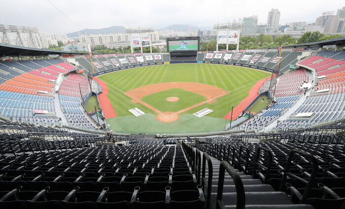 Jamsil Baseball Stadium remains empty on June 25. (Yonhap News)