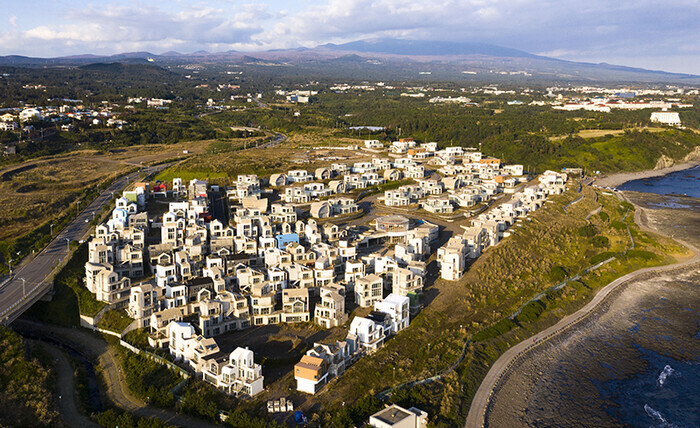 Construction of the Jeju Yerae Residential Resort Complex has been halted after its development was suspended by a Supreme Court decision.