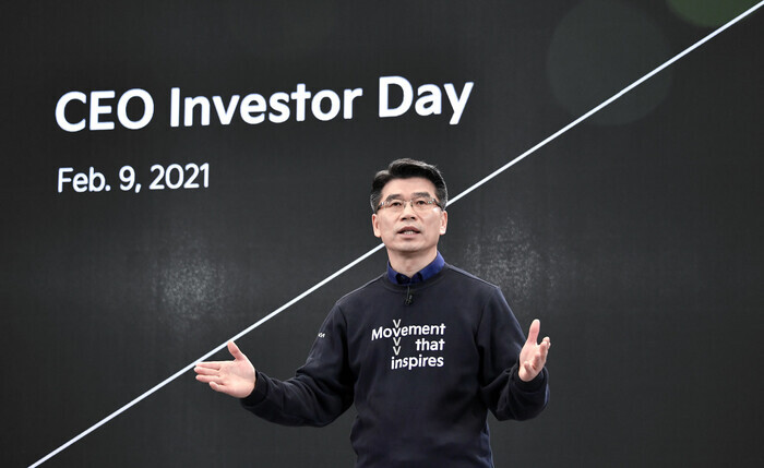 Kia President Song Ho-sung delivers a presentation at a “CEO Investor Day” event on Feb. 9. (courtesy of Kia)