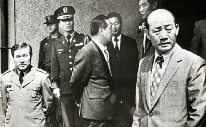1980년 5월31일 국보위 현판식과 상임위 첫 회의를 마치고 나오는 전두환(맨 오른쪽)과 노태우(맨 왼쪽) 수도경비사령관의 모습. '한겨레' 자료사진
