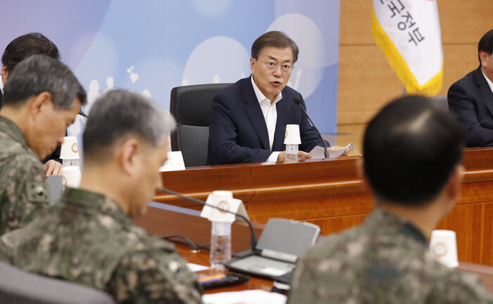 President Moon Jae-in speaks with officials from the Defense Ministry and the Ministry of Patriots and Veterans Affairs during a meeting to discuss key military policies on Aug. 28.  (Blue House Press Pool)