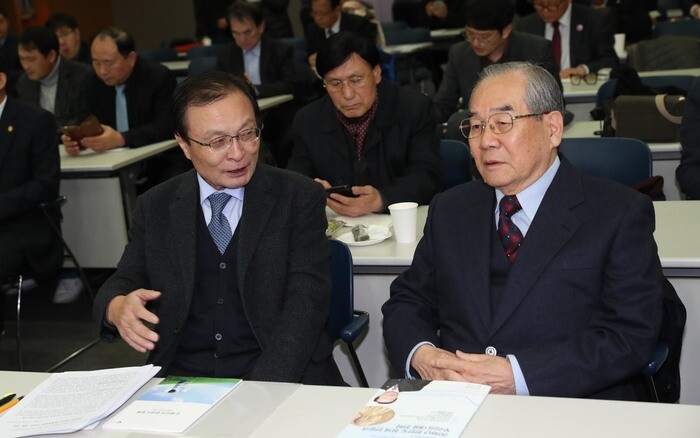 Democratic Party lawmaker Lee Hae-chan speaks with Korea Peace Forum emeritus chairman Lim Dong-won during “2018 Outlook for the Political Situation on the Korean Peninsula and Our Response Strategy