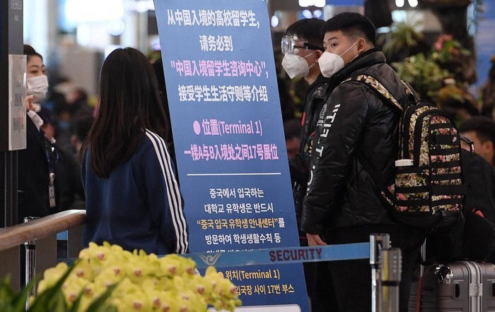 Chinese students arrive at Incheon International Airport on Feb. 24. (photo pool)