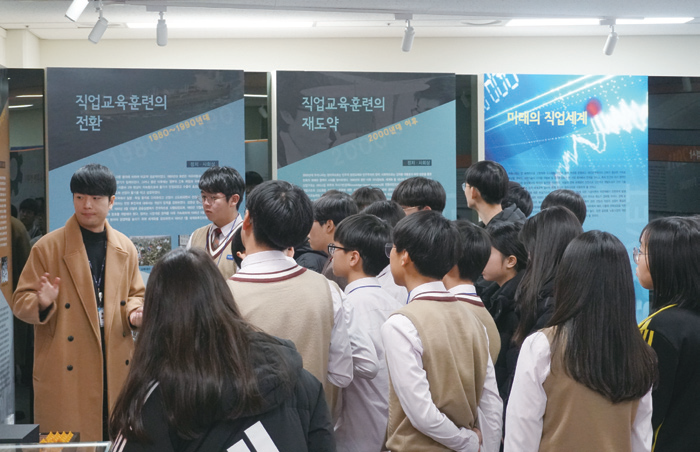 한국직업능력연구원에서 진행한 청소년 대상 진로 체험 프로그램.사진은 코로나19 발생 이전이다.사진 한국직업능력연구원 제공