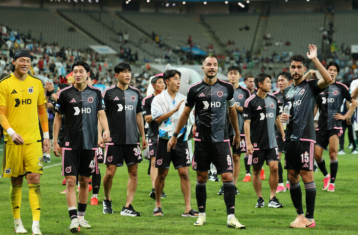 K리그 선수들이 5일 서울 마포구 서울월드컵경기장에서 열린 2026 쿠팡플레이 시리즈 맨체스터 시티와의 경기가 끝난 뒤 관중에게 인사하고 있다. 연합뉴스