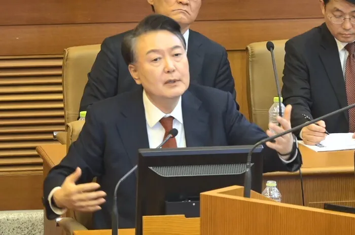 윤석열 대통령이 11일 서울 종로구 헌법재판소에서 열린 본인의 탄핵심판 7차 변론에 피청구인으로 출석해 발언하고 있다. 헌법재판소 제공