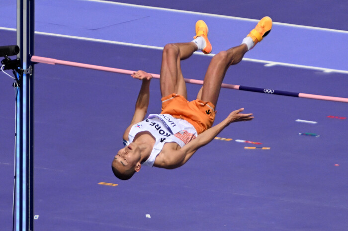 Sanghyuk Woo marcou 2m27 na segunda rodada das eliminatórias masculinas de salto em altura nas Olimpíadas de Paris de 2024, realizadas no Stade de France em Paris, França, no dia 7 (horário local). Grupo Conjunto de Cobertura Fotográfica das Olimpíadas/Paris