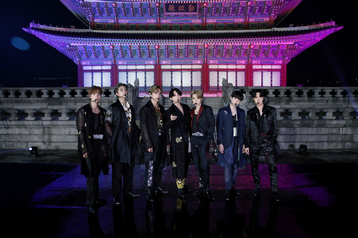 지난해 9월 김리을 디자이너의 한복을 입고 공연한 방탄소년단(BTS). 하이브 제공