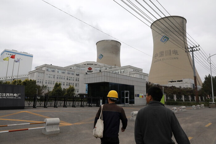 Workers at a coal plant in Shenyang, Liaoning Province, make their way to the plant on Sept. 29. (Yonhap News)