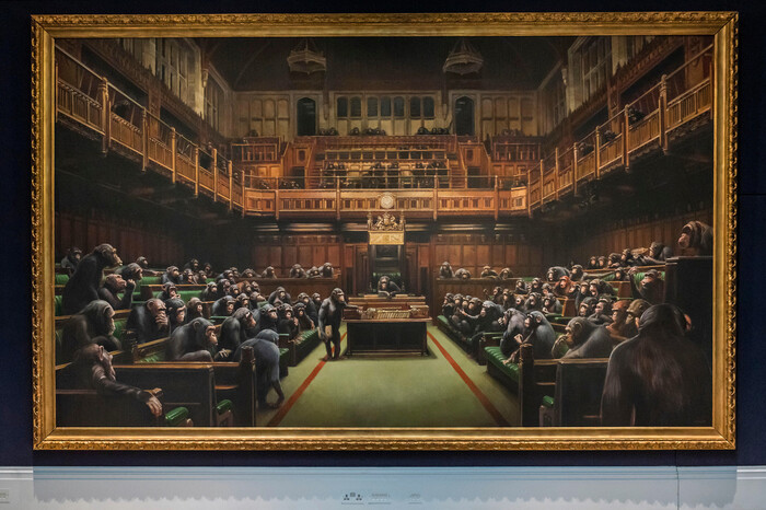 뱅크시의 유화 <위임된 의회>(2009). 2019년 소더비 경매에서 990만 파운드에 팔렸다. 미술문화 제공