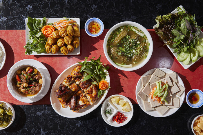 A feast of various Vietnamese cuisine made at Dieu Hien Quan (Yoon Dong-gil/Studio Adapter)