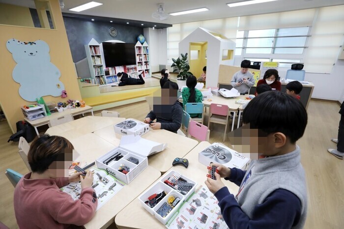 2020년 2월5일 서울의 한 초등학교 학생들이 학교 안에 있는 ‘중구 직영 초등돌봄교실’에서 만들기를 하고 있다. 정용일 기자 yongil@hani.co.kr