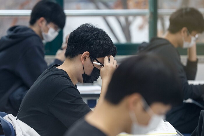 2023학년도 대학수학능력시험일인 지난 17일 서울의 한 고등학교에 마련된 고사장에서 수험생들이 마지막 점검을 하고 있다. 공동취재사진