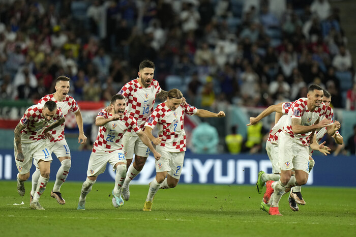6日(韓国時間)、カタール・ドーハのアルジャヌブ・スタジアムで行われたカタール・ワールドカップ2022のPK戦で、クロアチアの選手たちが日本に勝利し、歓喜している. ドーハ/AP 聯合ニュース