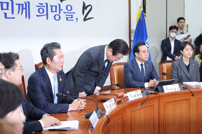 Lee Jae-myung, leader of the top opposition Democratic Party, offers an apology for allegations of bribery ahead of a meeting of the party’s Supreme Council on April 17. (Yonhap)
