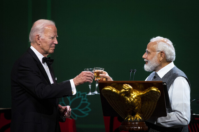 조 바이든 미국 대통령과 나렌드라 모디 인도 총리가 22일(현지시각) 백악관 공식만찬에서 건배를 하고 있다. UPI 연합뉴스