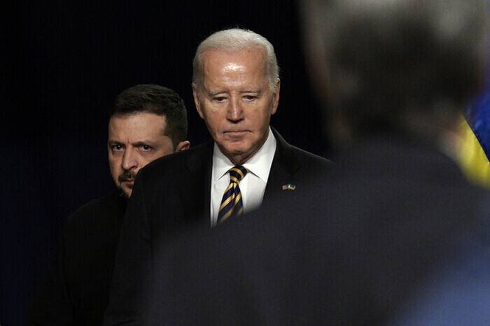 US President Joe Biden and Ukrainian President Volodymyr Zelenskyy head into a joint press conference following a summit on Dec. 12, 2023. (UPI/Yonhap)