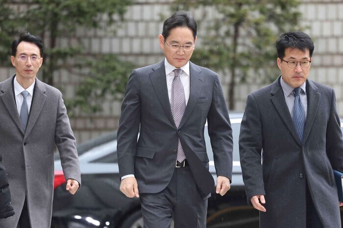 Samsung Electronics Chairperson Lee Jae-yong leaves the Seoul Central District Court on Feb. 5 after being acquitted of stock manipulation in a case related to the merger of two Samsung affiliates. (Kim Yeong-won/The Hankyoreh)