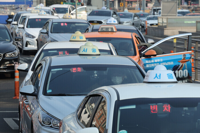A long line of empty cabs wait for passengers outside Seoul Station in February 2023. (Yonhap)