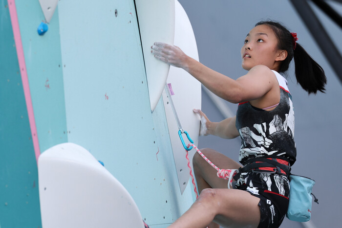 Seo Chae-hyun sobe o percurso na prova principal da semifinal combinada feminina de escalada esportiva das Olimpíadas de Paris 2024, realizadas no Estádio de Escalada Le Bourget, em Paris, França, no dia 8 (horário local). Grupo Conjunto de Cobertura Fotográfica das Olimpíadas/Paris