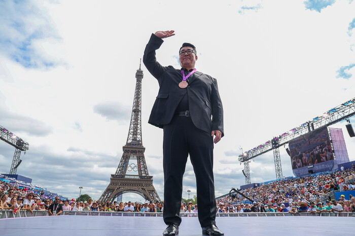 Jeon Sang-geon, vice-gerente geral da Korea Mining and Printing Corporation, acena e se alegra após conquistar a medalha de bronze no levantamento de peso masculino acima de 105 kg nas Olimpíadas de Londres de 2012, no Parque dos Campeões, na Praça Trocadero, em Paris, França, em dia 9 (hora local). Notícias Paris/Yonhap