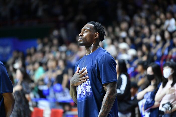 Laguna, who played in the national team with Korean men's basketball 'No. 1 naturalized player', always raised his heart and made national rituals. Korean professional basketball provided