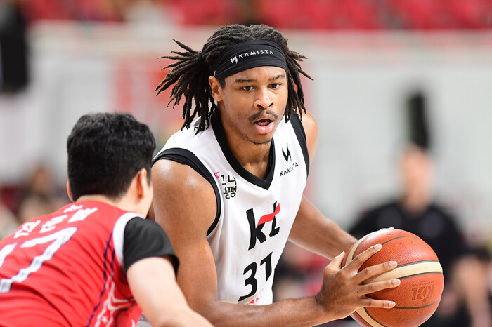 30일 울산 현대모비스전에서 활약한 아이재아 힉스(수원 KT). 한국농구연맹 제공