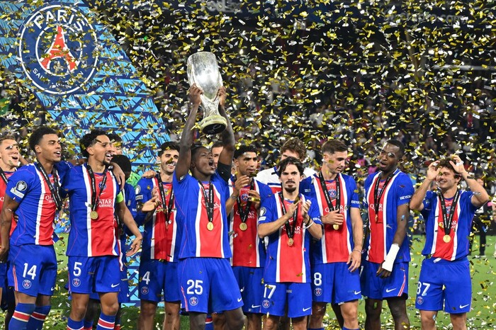 누누 멘데스(가운데) 등 파리 생제르맹(PSG) 선수들이 13일(한국시각) 오스트리아 잘츠부르크에서 열린 유럽축구연맹(UEFA) 슈퍼컵에서 우승한 뒤 기뻐하고 있다. 잘츠부르크/AFP 연합뉴스