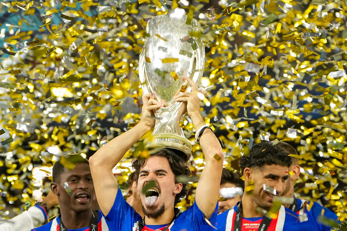 파리 생제르맹(PSG)의 비티냐가 13일(한국시각) 오스트리아 잘츠부르크에서 열린 유럽축구연맹(UEFA) 슈퍼컵에서 우승한 뒤 트로피를 들어 올리며 기뻐하고 있다. 잘츠부르크/AP 연합뉴스