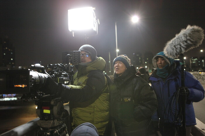 2014년 3월5일 원효대교에서 드라마 ‘밀회’(JTBC)를 촬영 중인 안판석 감독(가운데)과 제작진. 장용우 감독 제공