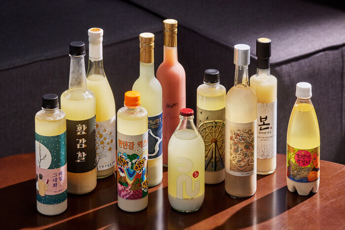 A sampling of the various premium makgeollis that have been hitting the market as of late and garnering interest from young people (Yoon Dong-gil/Studio Adapter)