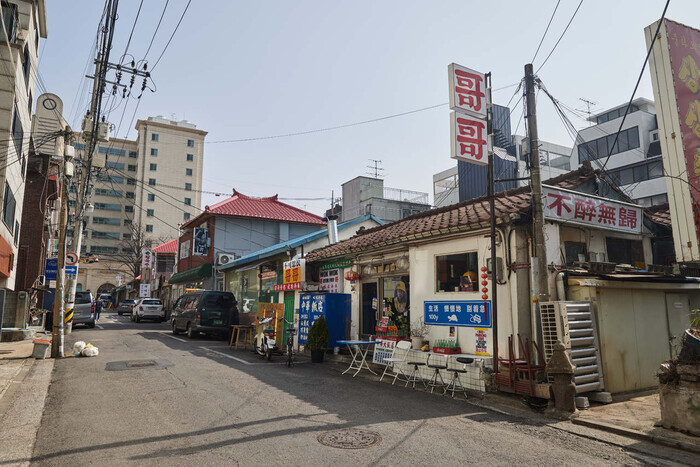 Gege, a Hong Kong-style Chinese restaurant, lies on an alleyway in the Samgakji neighborhood of central Seoul. (Yoon Dong-gil/Studio Adapter)