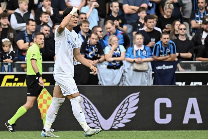 Oh Hyun -kyu of Henk is cheering after scoring the first goal at the opening match of Bruh and 2025-2026 Pro League held at the Belgian Belgian Jan Bridal Stadium on the 28th. Bruher/AFP Yonhap News