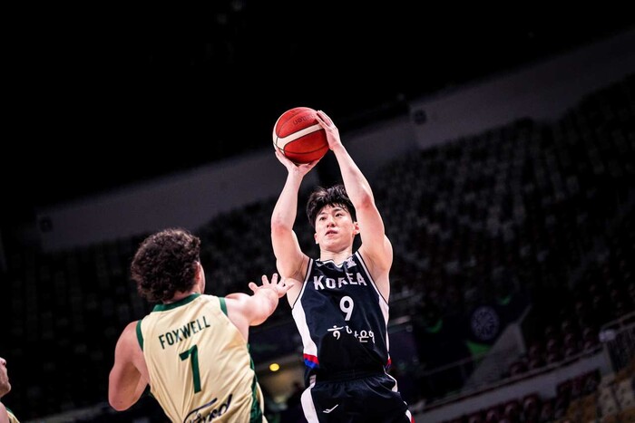 Lee Jung -hyun is trying to shoot in the match against the 2025 International Basketball Federation Asia Cup Australia (Australia) held in Jedda, Saudi Arabia. Provided by the International Basketball Federation