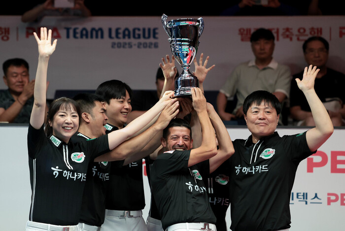 Hana card players and other Hana card players are delighted after winning the first round of the professional billiard team. PBA provided