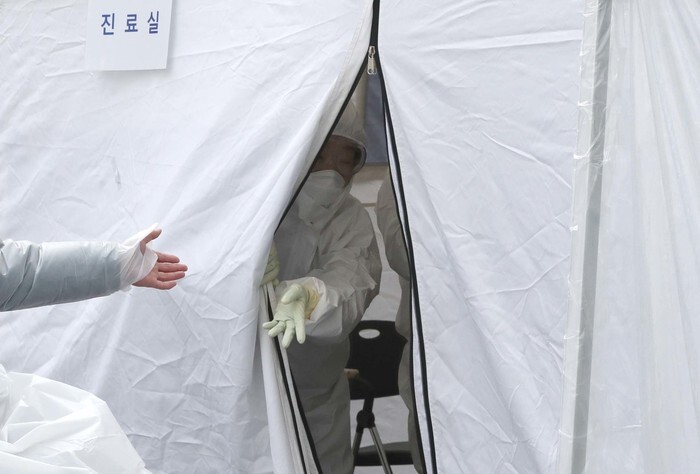 A novel coronavirus testing clinic in Seoul’s Seodaemun District on Feb. 7. (Park Jong-shik, staff photographer)