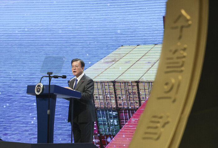 South Korean President Moon Jae-in gives a celebratory address to commemorate Trade Day at COEX in Seoul on Dec. 8. (Blue House photo pool)