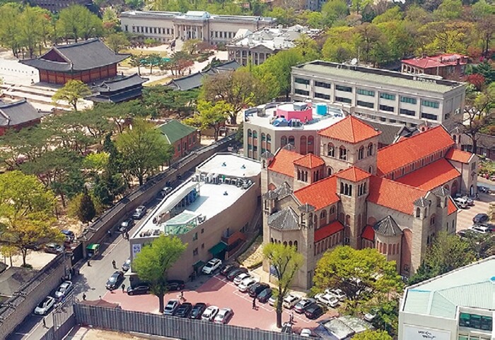 Deoksu Palace, Cecil Theater, and the Anglican Church of Korea as viewed from the Seoul Press Center