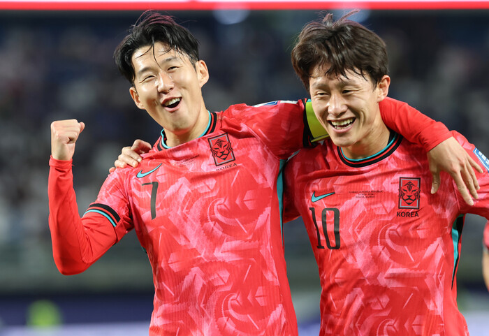 Son Heung-min is celebrating with Lee Jae-seong after scoring in the 5th game against Kuwait in Group B of the 2026 North and Central America World Cup Asian 3rd qualifying round held on the 14th (local time). Kuwait City/Yonhap News