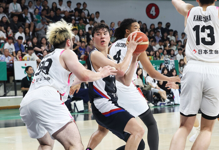 Lee Hyun -joong of the men's basketball team is looking for a place to pass in the evaluation match against Japan held at the Anyang Jeonggwanjang Arena, Gyeonggi -do on the 13th. Yonhap News