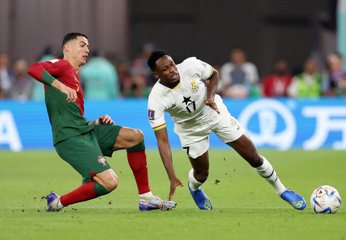 가나 축구대표팀의 압둘 바바가 24일(현지시각) 카타르 974 스타디움에서 열린 H조 1차전에서 포르투갈의 크리스티아누 호날두와 공을 다투고 있다. 도하/로이터 연합뉴스
